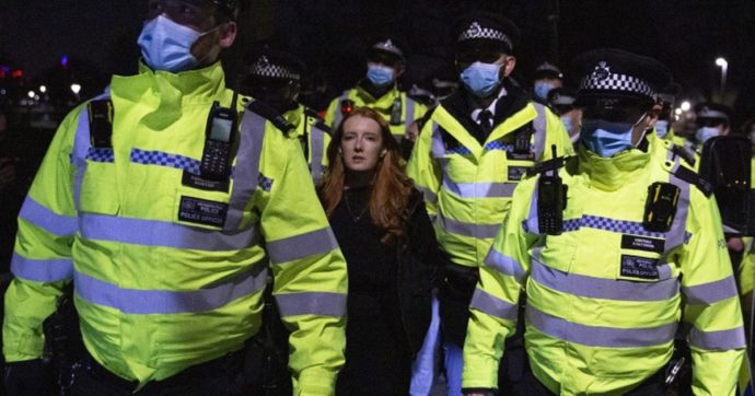 Londra, scontri con la polizia alla veglia per la morte di Sarah Everard. Ministro Interno: “Immagini scioccanti, serve indagine”