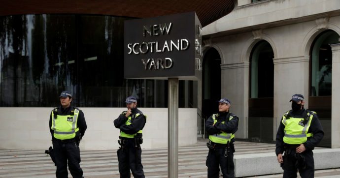 Copertina di “Siamo tutte Sarah”: Londra scopre la paura della polizia