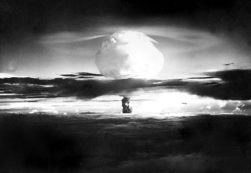 Copertina di Test nucleari in Polinesia, Francia sotto accusa per la contaminazione di abitanti e isole