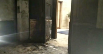Incendiato il portone d’ingresso dell’Istituto Superiore di Sanità: i responsabili in fuga – Video