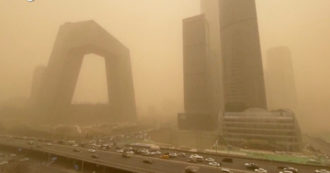 Copertina di Pechino soffocata da un pericoloso “smog giallo”: all’inquinamento si aggiunge una tempesta di sabbia – Video