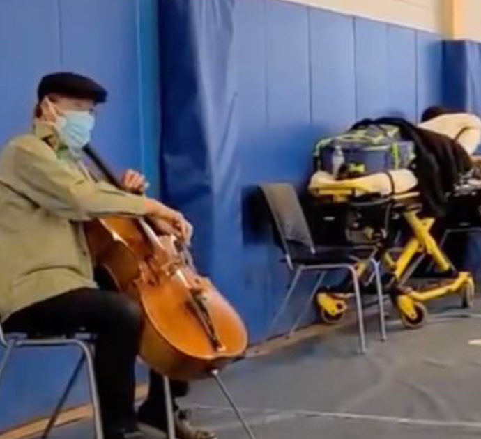 Anziano inizia a suonare il violoncello dopo il vaccino anti-Covid: in realtà è un celebre musicista vincitore di 18 Grammy