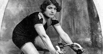 Copertina di Alfonsina Strada, 130 anni fa nasceva la prima donna a correre il Giro d’Italia: “Gareggiava per pagare il manicomio del marito”