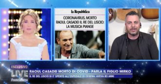 Copertina di Live Non è la D’Urso, Mirko Casadei e il dolore per la morte del padre Raoul: “Non era stato ancora chiamato per il vaccino Covid”