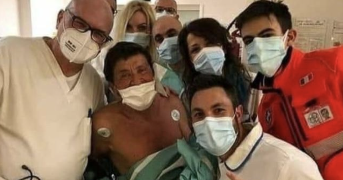 Gianni Morandi, la foto in ospedale con medici e infermieri