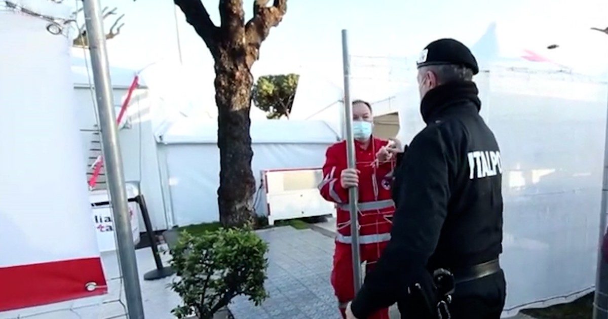 Vaccino Astrazeneca sospeso: la ritirata improvvisa nei centri di Regione Lazio, tra incertezza, dubbi e fake news. L’assessore D’Amato: “L’Ema chiarisca subito”