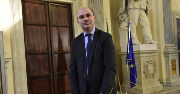 Reggio Emilia, il sindaco Luca Vecchi è indagato: “Ho ricevuto una richiesta di proroga per l’inchiesta sulle gare d’appalto”