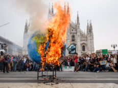 Copertina di Noi “parents” insieme con i giovani di Fridays for Future: è il momento della svolta