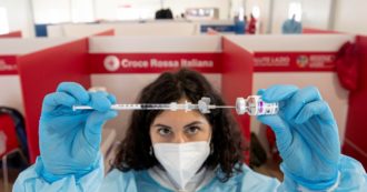 Copertina di AstraZeneca, dubbi e tagli. L’Ue: “Ci salverà la Pfizer”