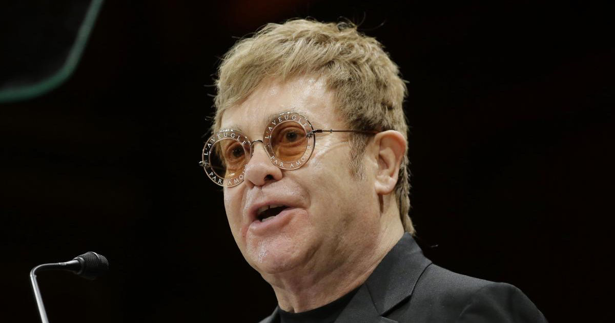 Elton John contro il Vaticano: “Ipocriti. Dicono no alle nozze gay ma investono milioni nel mio film?”