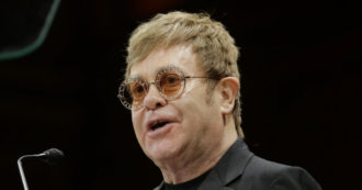 Copertina di Elton John contro il Vaticano: “Ipocriti. Dicono no alle nozze gay ma investono milioni nel mio film?”
