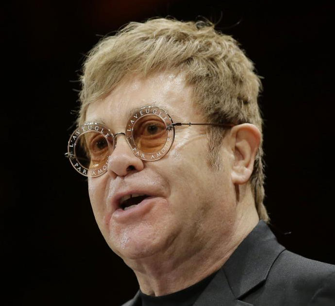Elton John contro il Vaticano: “Ipocriti. Dicono no alle nozze gay ma investono milioni nel mio film?”