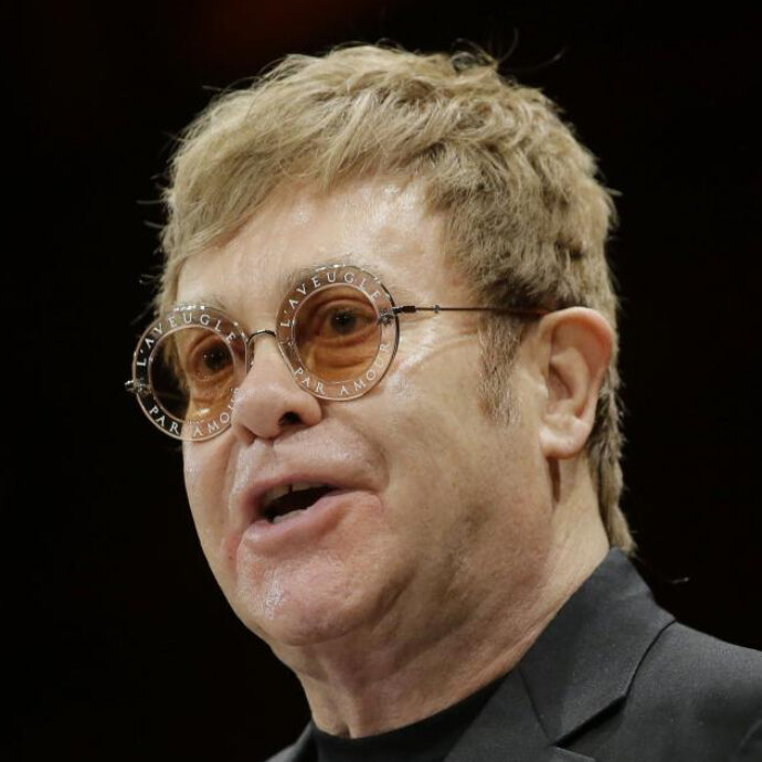 “La salute di Elton John peggiorando perché non è in grado di firmare gli autografi sul nuovo album”