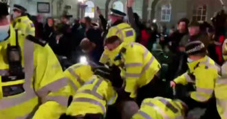 Copertina di Londra, continuano le proteste per la morte di Sarah Everard: manifestanti a Parliament Square contro le violenze della polizia – Video