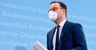 Copertina di Astrazeneca, anche in Germania è polemica per lo stop: i timori per la campagna vaccinale e le accuse al ministro della Salute Spahn
