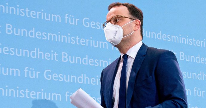 Astrazeneca, anche in Germania è polemica per lo stop: i timori per la campagna vaccinale e le accuse al ministro della Salute Spahn