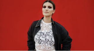 Copertina di Laura Pausini scherza sulla nomination all’Oscar: “Se vinco non c’è un altro premio, bisogna che ce lo inventiamo noi!”