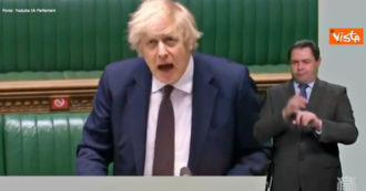 Copertina di Johnson in Parlamento: “Mi farò vaccinare con Astrazeneca”. Poi si dice “profondamente dispiaciuto” per le vittime di Covid – Video