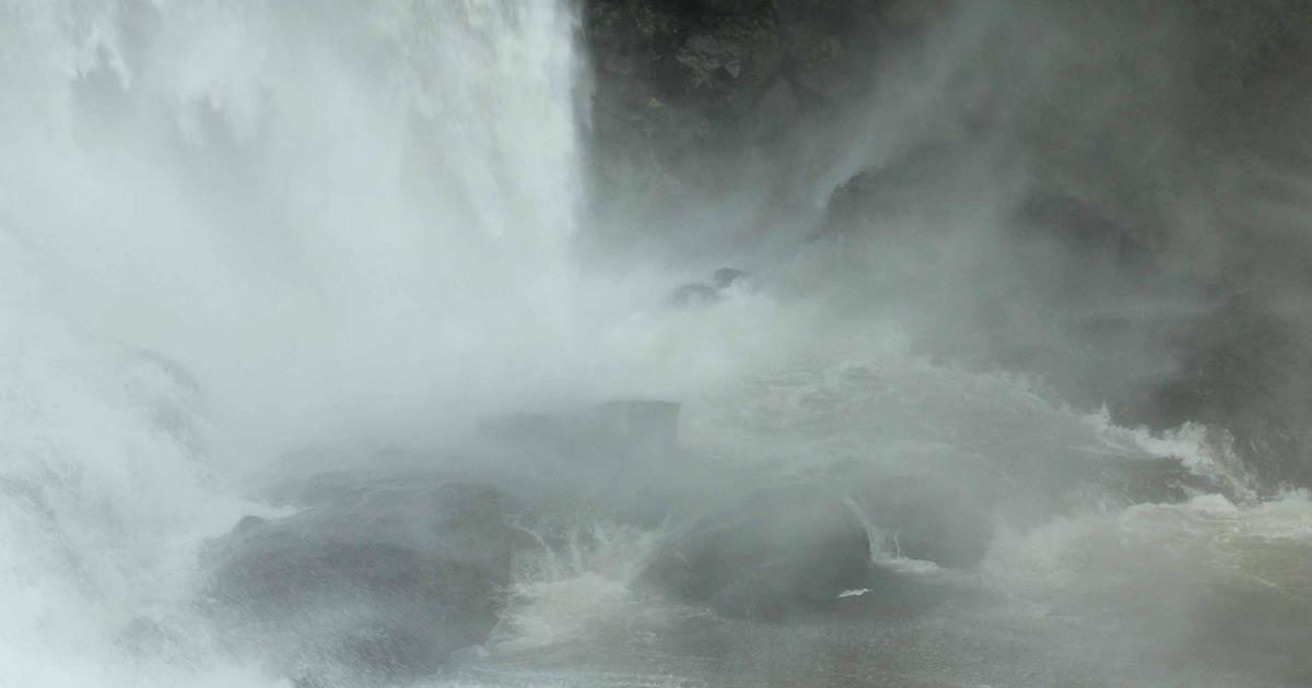 Coppia di giovani muore per un selfie in cima alle cascate: “Lei è scivolata e lui ha cercato di salvarla. Precipitati per oltre 40 metri”