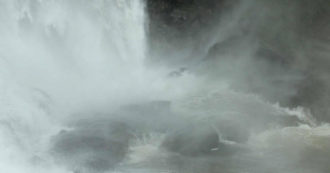 Copertina di Coppia di giovani muore per un selfie in cima alle cascate: “Lei è scivolata e lui ha cercato di salvarla. Precipitati per oltre 40 metri”