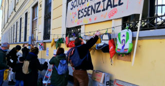 Copertina di Zaini appesi alla facciata dell’istituto: bambini e genitori uniti nella protesta. “Ora la scuola torni al centro dell’agenda politica” – Video