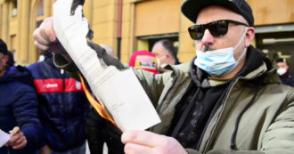 Copertina di Napoli, tassisti bruciano le licenze davanti alla sede della Regione Campania: “Categoria in ginocchio” – Video