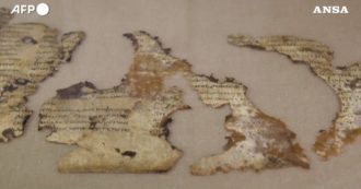 Copertina di Israele, dalla “grotta dell’Orrore” spuntano frammenti biblici dei rotoli del Mar Morto: le immagini della scoperta – Video