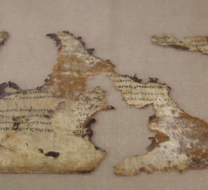 Israele, dalla “grotta dell’Orrore” spuntano frammenti biblici dei rotoli del Mar Morto: le immagini della scoperta – Video