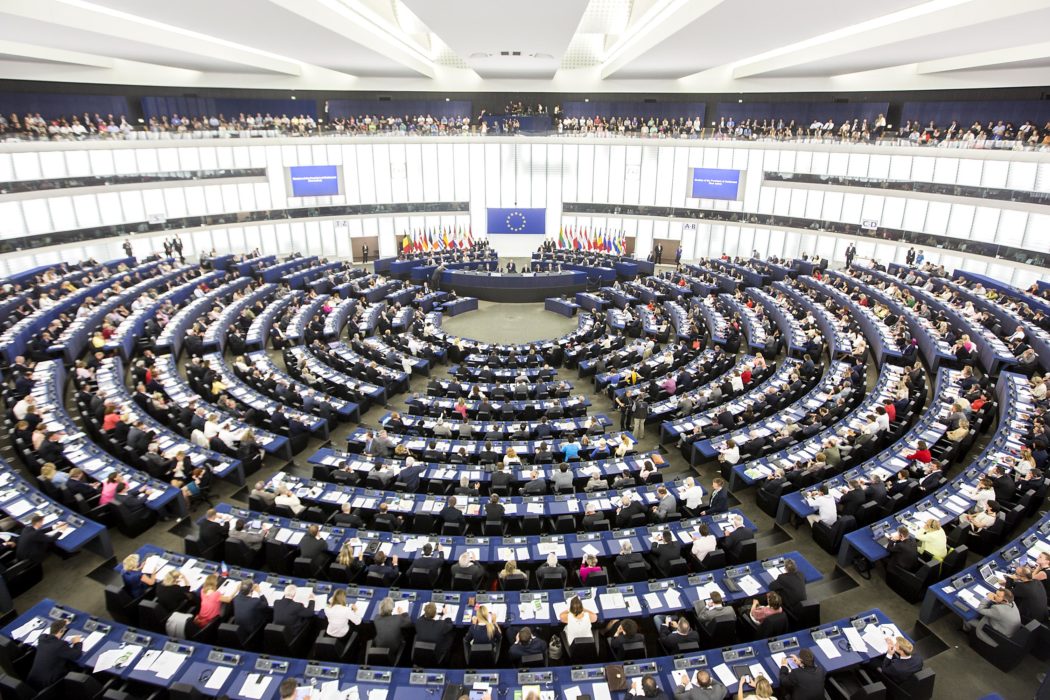 Il Parlamento Ue condanna la legge ungherese contro la comunità Lgbtiq e chiede una procedura d’infrazione. Contrari Lega e Fdi