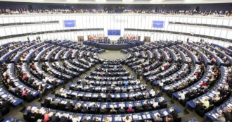 Copertina di Il Parlamento Ue condanna la legge ungherese contro la comunità Lgbtiq e chiede una procedura d’infrazione. Contrari Lega e Fdi