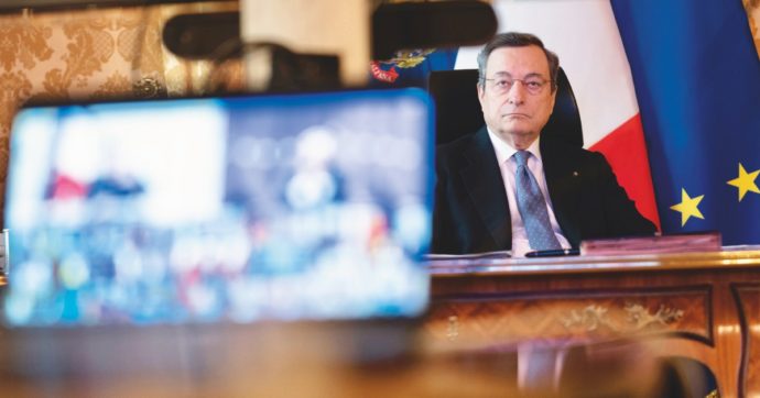 Copertina di Draghi in difficoltà, pronto a ripartire con Astrazeneca