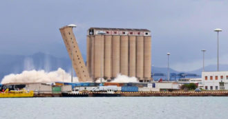 Copertina di Cagliari, la demolizione del silos è spettacolare: giù la torre da più di 50 metri – Video