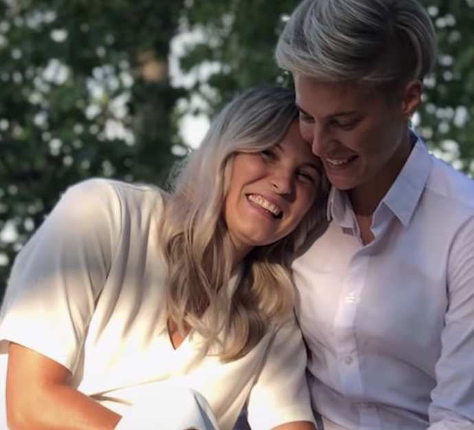 Juventus Women, la gioia di Lina Hurting: “Io e mia mia moglie Lisa Lanzt aspettiamo un figlio” (VIDEO)