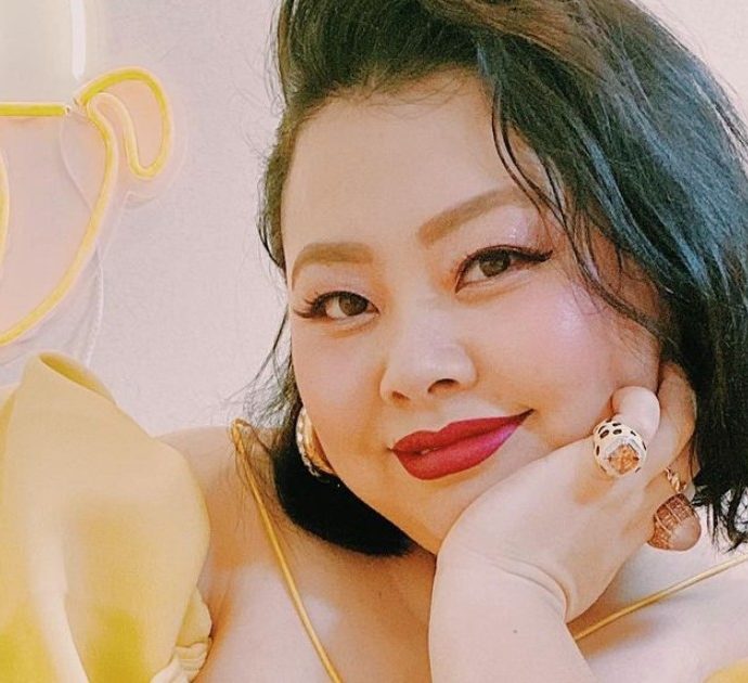 Naomi Watanabe, l’attrice plus size vestita da maiale come “Olympig”: il direttore artistico di Tokyo 2021 costretto a licenziarsi