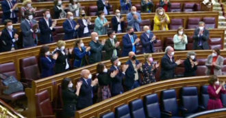Copertina di Spagna, sì alla legge sull’eutanasia: i parlamentari favorevoli in piedi ad applaudire dopo il voto – Video