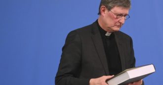 Copertina di Germania, centinaia di vittime di abusi nella diocesi cattolica di Colonia. Il cardinale: “Mi vergogno profondamente”