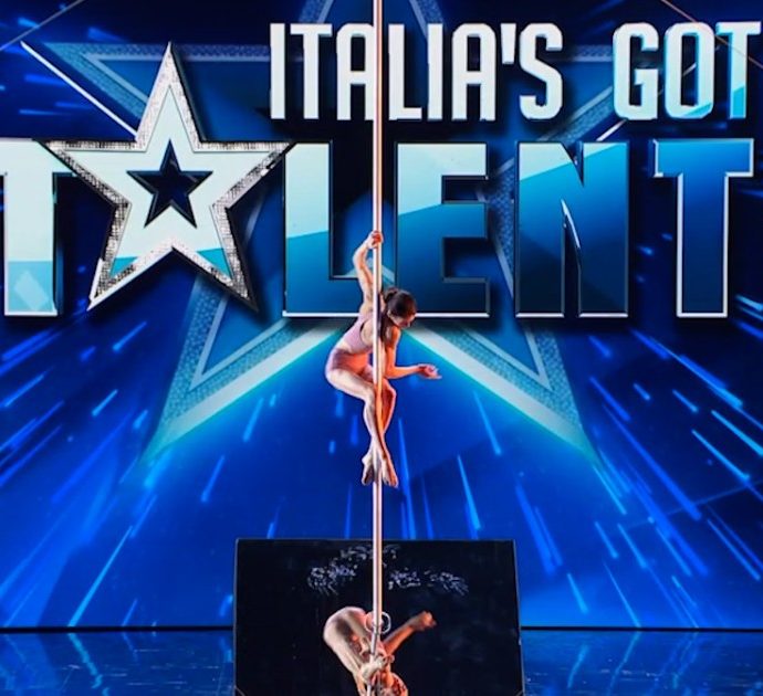 Italia’s got talent, la pole dance allo specchio di Martina Storti: l’esibizione ispirata al mito di Dioniso emoziona i giudici