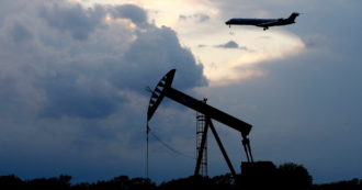 Petrolio, la “svolta verde” post Covid è all’indietro: consumi oltre i 100 milioni di barili al giorno nel 2023 e crescita fino almeno al 2026