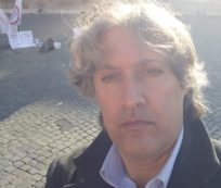 Copertina di Il consigliere romano no Vax: “Il Pd e i 5 siringhe sono i pusher delle case farmaceutiche”