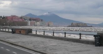 Copertina di A Napoli torna l’inverno: la cima del Vesuvio ricoperta di neve – Video