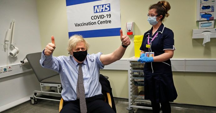 Covid, il premier Uk Boris Johnson si vaccina con Astrazeneca. Record di iniezioni
