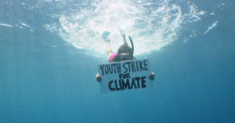Copertina di Sciopero per il clima, la protesta dei Fridays for Future arriva sott’acqua: l’immersione con Greenpeace nell’Oceano Indiano – Video