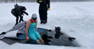 In costume da bagno e senza pinne in apnea sotto il ghiaccio: il record “sovrumano” della finlandese Nordblad – Video