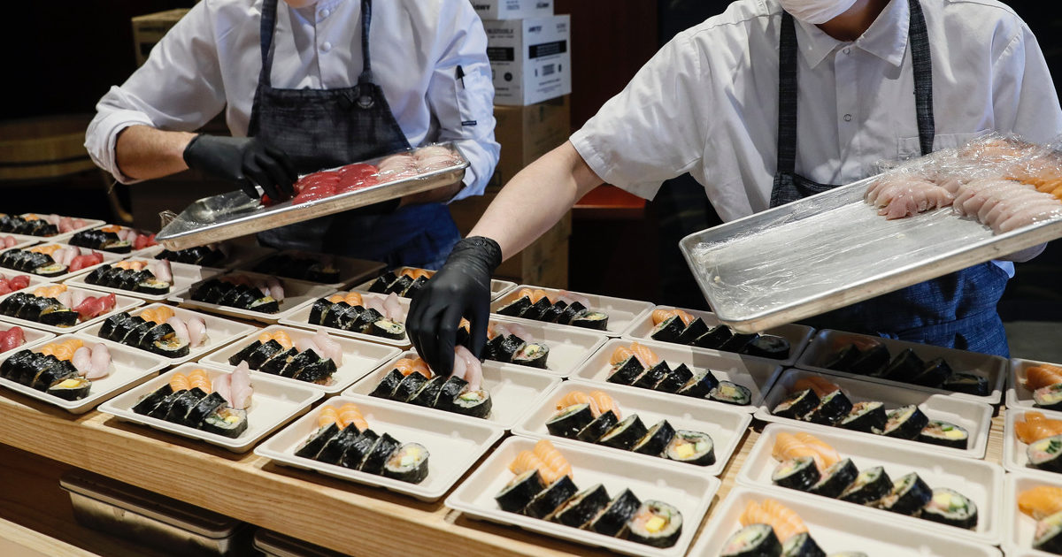 “Sushi gratis a chi si chiama Salmone”: 150 cambi di nome in 2 giorni, è caos all’Anagrafe