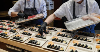 Copertina di “Sushi gratis a chi si chiama Salmone”: 150 cambi di nome in 2 giorni, è caos all’Anagrafe