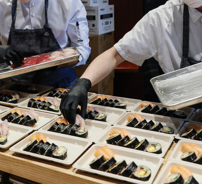 “Sushi gratis a chi si chiama Salmone”: 150 cambi di nome in 2 giorni, è caos all’Anagrafe