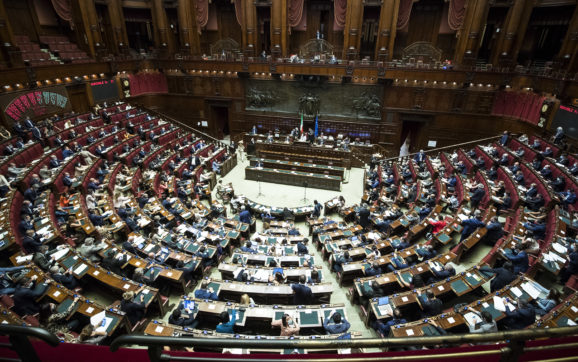 Sondaggi, la Lega perde quasi 1 punto in sette giorni: è al 20,9%. Fdi avanza, ora è allo 0,3 dal Pd. Cresce il M5s, Italia Viva sprofonda all’1,7