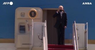 Copertina di Biden inciampa tre volte mentre sale di corsa le scale dell’Air Force One e finisce in ginocchio: “C’era vento” – Video