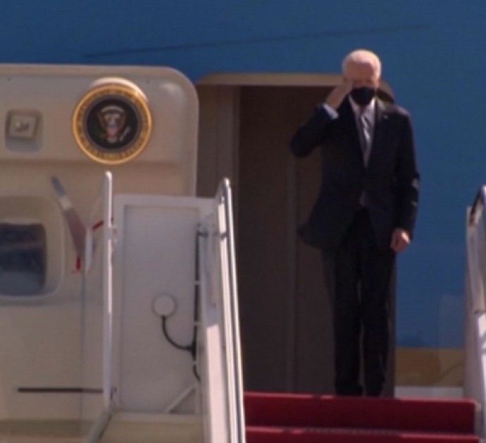 Biden inciampa tre volte mentre sale di corsa le scale dell’Air Force One e finisce in ginocchio: “C’era vento” – Video