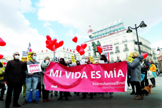 Copertina di La patria dei diritti civili: è la Spagna dell’eutanasia, una legge di sinistra